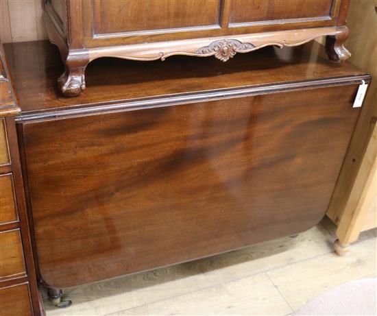 An early Victorian mahogany drop leaf dining table W.104cm